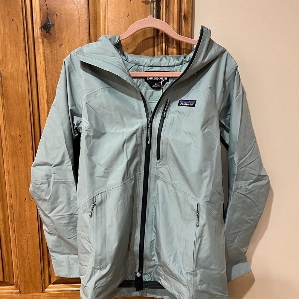 Patagonia powder town jacket in thermal blue. New with tags